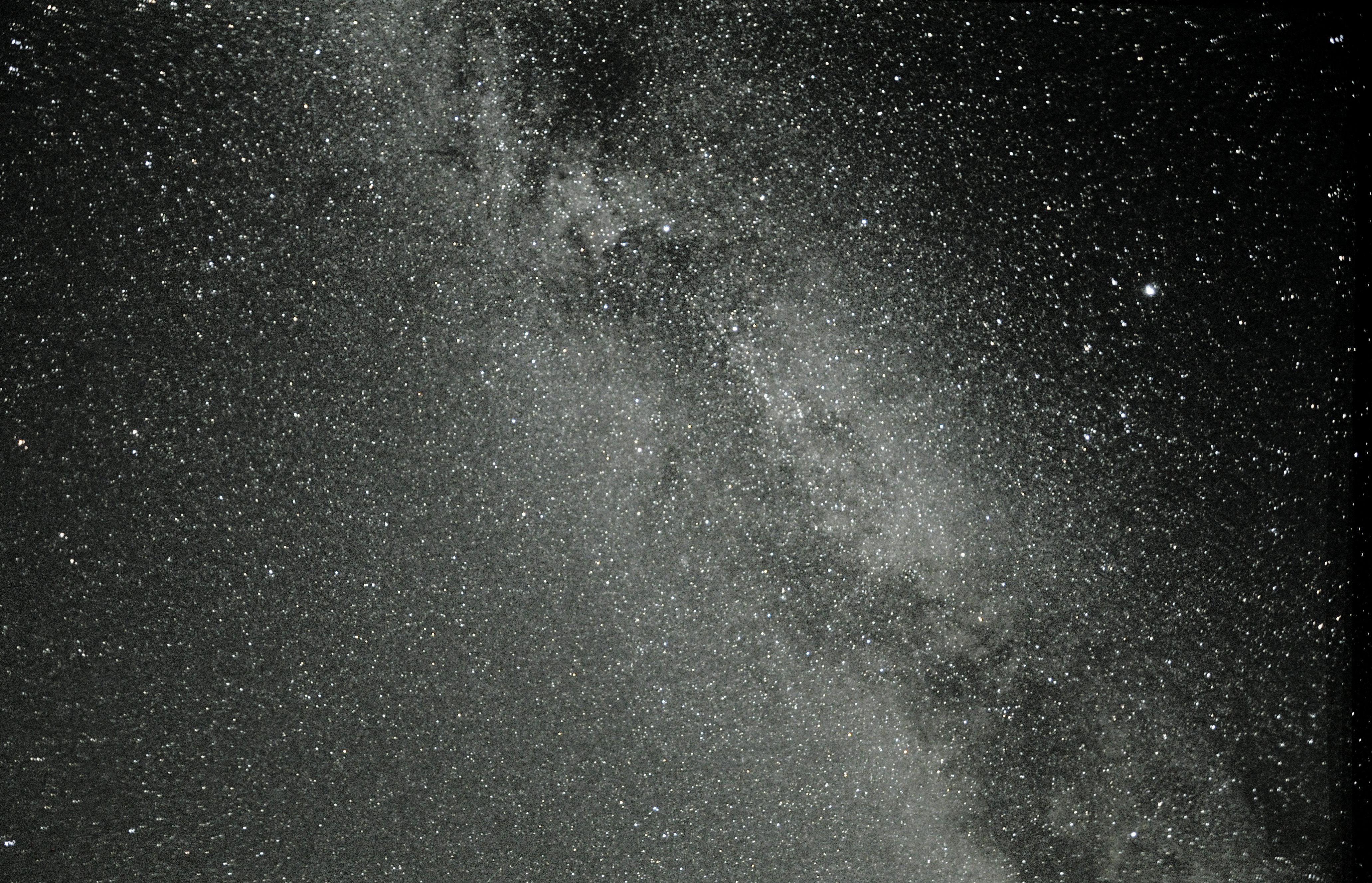 Sommermilchstraße - Region um Cygnus und Lyra am 25.07.2019 (Nikon D90 / ISO800 / Blende F/3.5 / Brennweite 18 mm / Belichtungszeit 5 Minuten (aus 10 Einzelbildern gestackt).