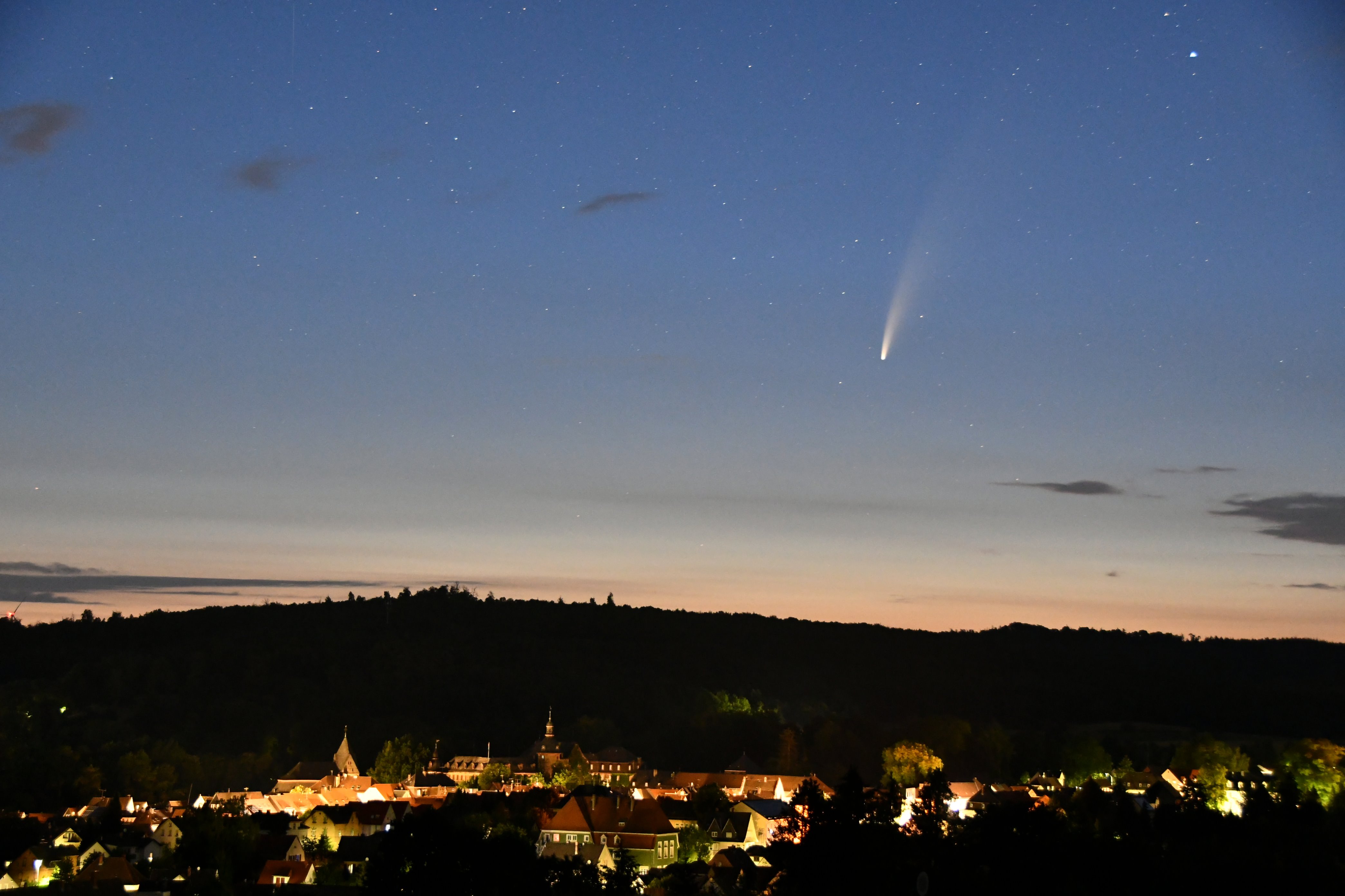 Der Komet Neowise gegen 03:30 Uhr am 11.07.2020 über dem Ramsberg bei Laubach (F/4.5; Belichtungszeit: 8 sek.; ISO3200; Brennweite: 40 mm) mit Nikon D7500