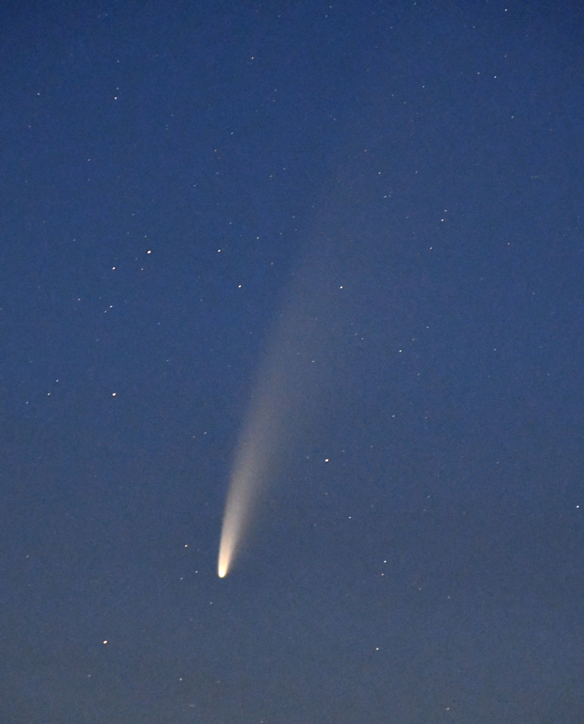 Der Komet Neowise (C/2020 F3) gegen 03:15 Uhr am 11.07.2020 (F/5.6; Belichtungszeit: 4 sek.; ISO8000; Brennweite: 170 mm).