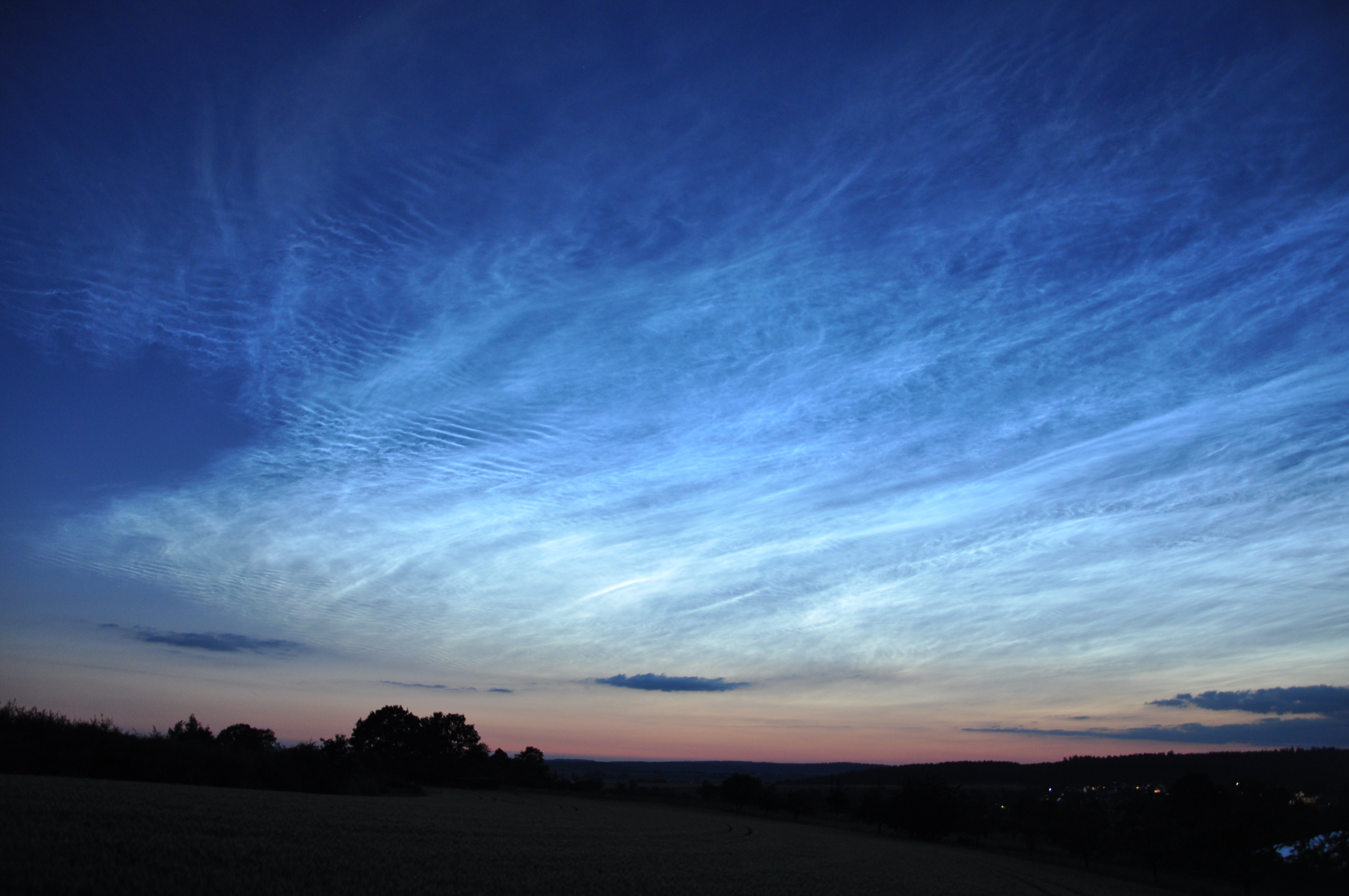 Leuchtende Nachtwolken (NLC) am 21.06.2019 um 23:06 Uhr über Laubach (Richtung NW)