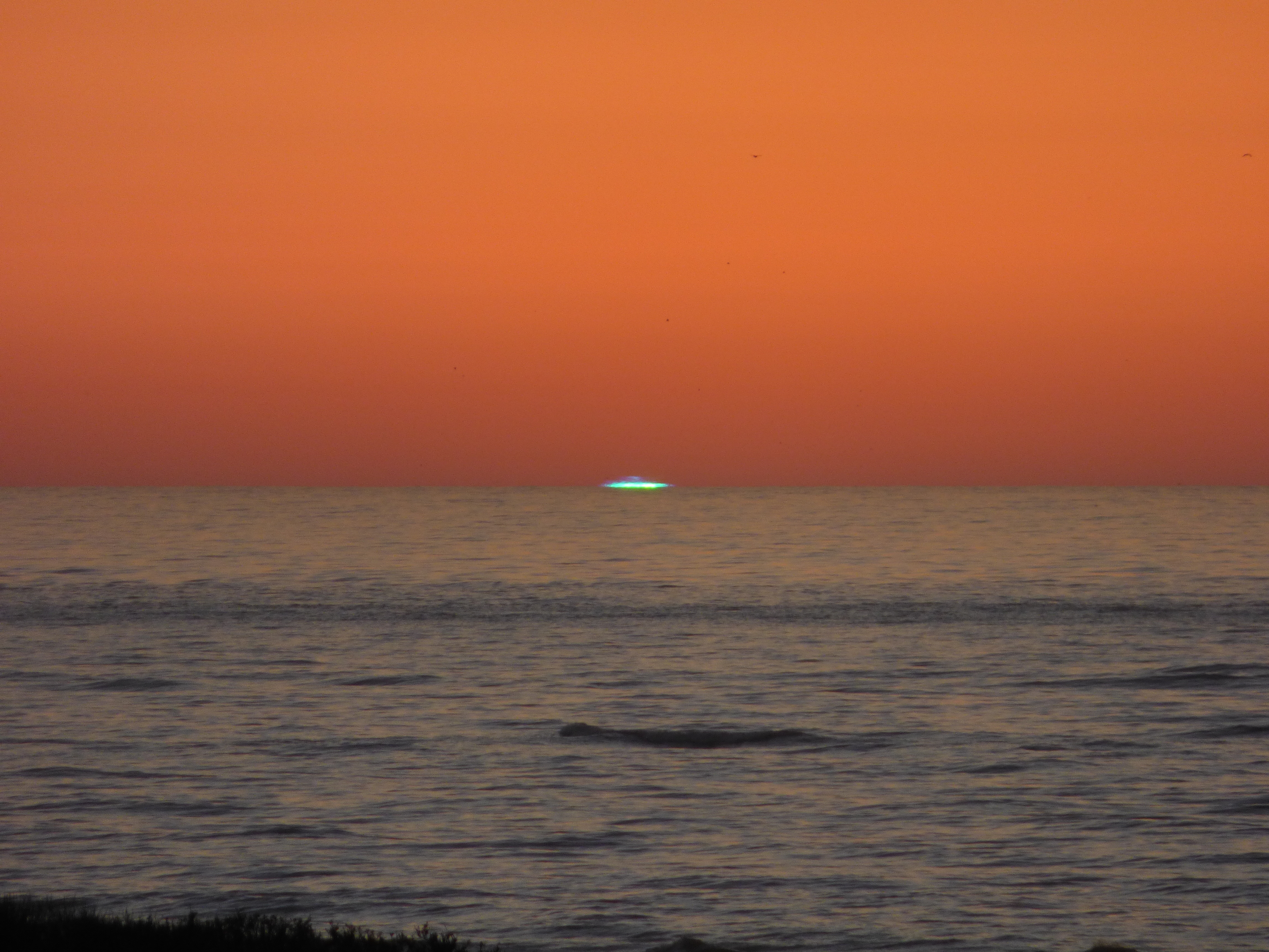 Der grüne Strahl - Aufnahme am 08.04.2017 um 20:17 Uhr auf der Insel Langeoog (alte Seenotbeobachtungsstation ca. 20 müNN). Kamera: Panasonic FZ72 mit 1200 mm Brennweite. Das blaugrüne Segment war für etwa 5 Sekunden kurz vor Sonnenuntergang zu beobachten.